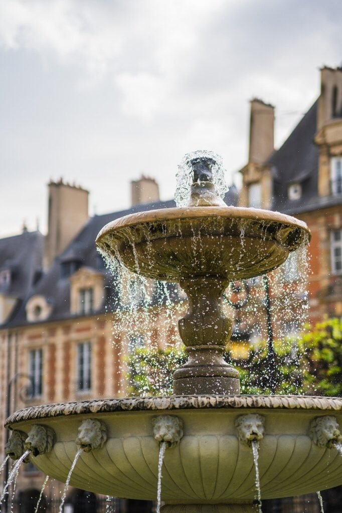 Place Des Vosges Fontaine Paris4me Visite Le Marais Culture Tour Luxury