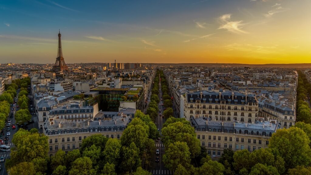 PARIS4ME EIFFEL TOWER HAUSSMANN VIEW SUN